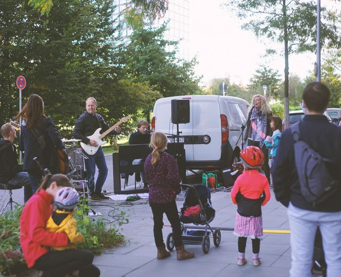 eine Band spielt in einer Parkbucht am Lohsepark