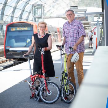 Ein Paar mit Klapprädern an der U-Bahn Elbbrücken