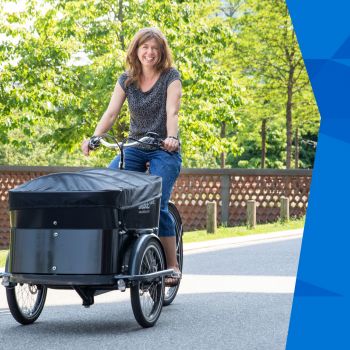 Svenja fährt mit dem Lastenrad am Lohsepark